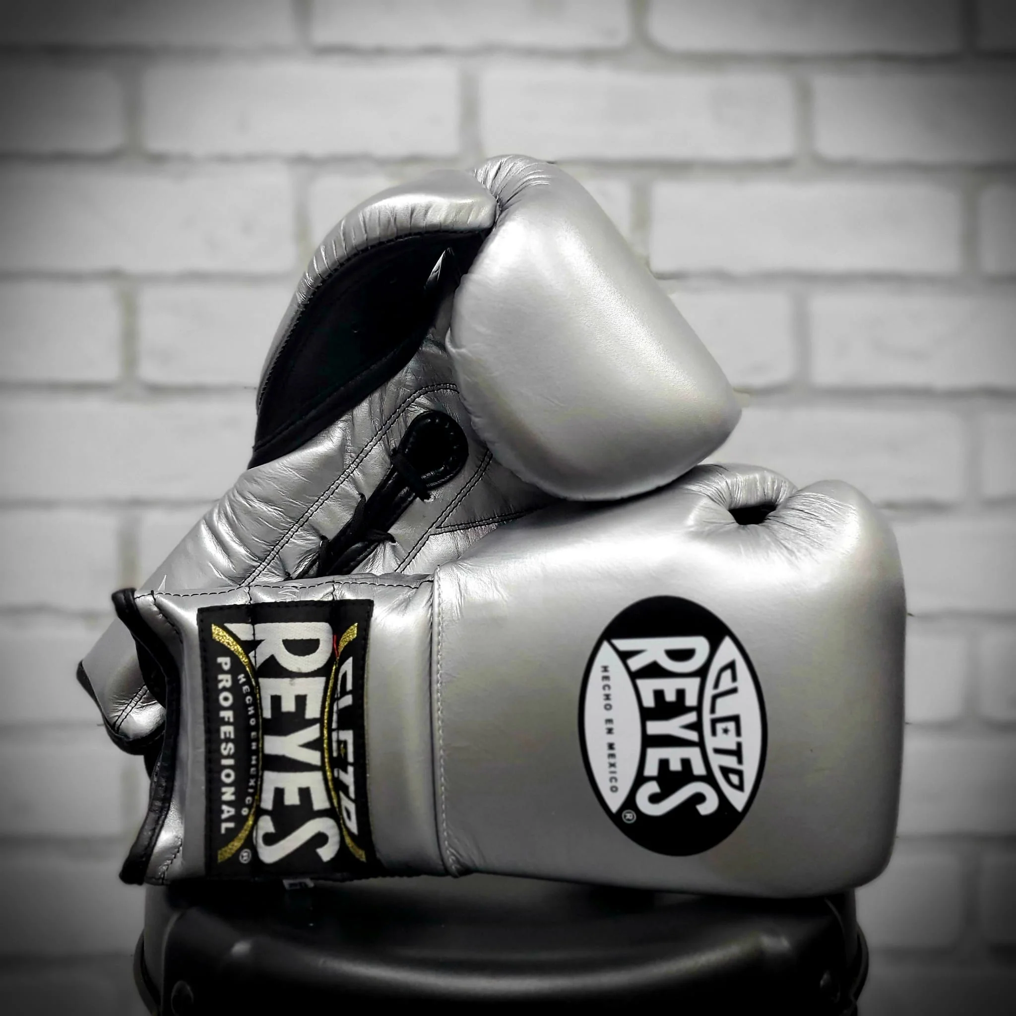 CLETO REYES GLOVES LACE PLATINUM SILVER - Image 2