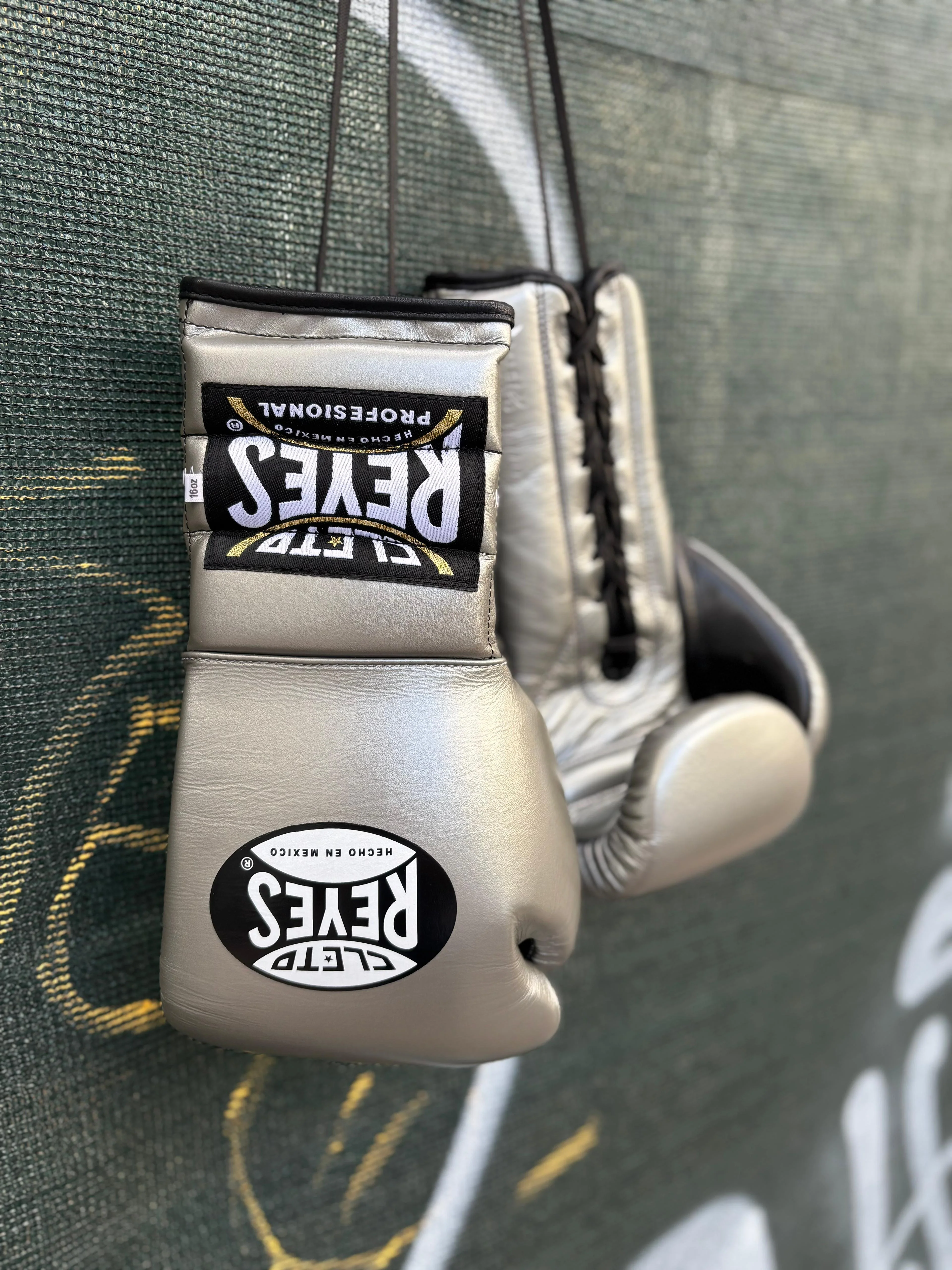 CLETO REYES GLOVES LACE PLATINUM SILVER - Image 5