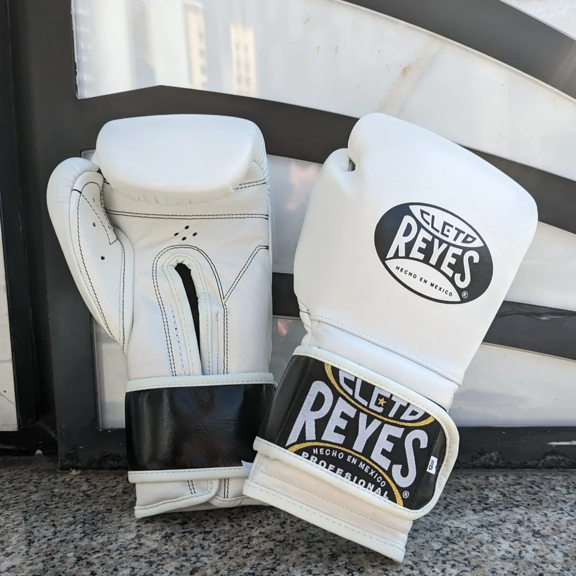 CLETO REYES GLOVES HOOK AND LOOP BOXING WHITE/BLACK - Image 2