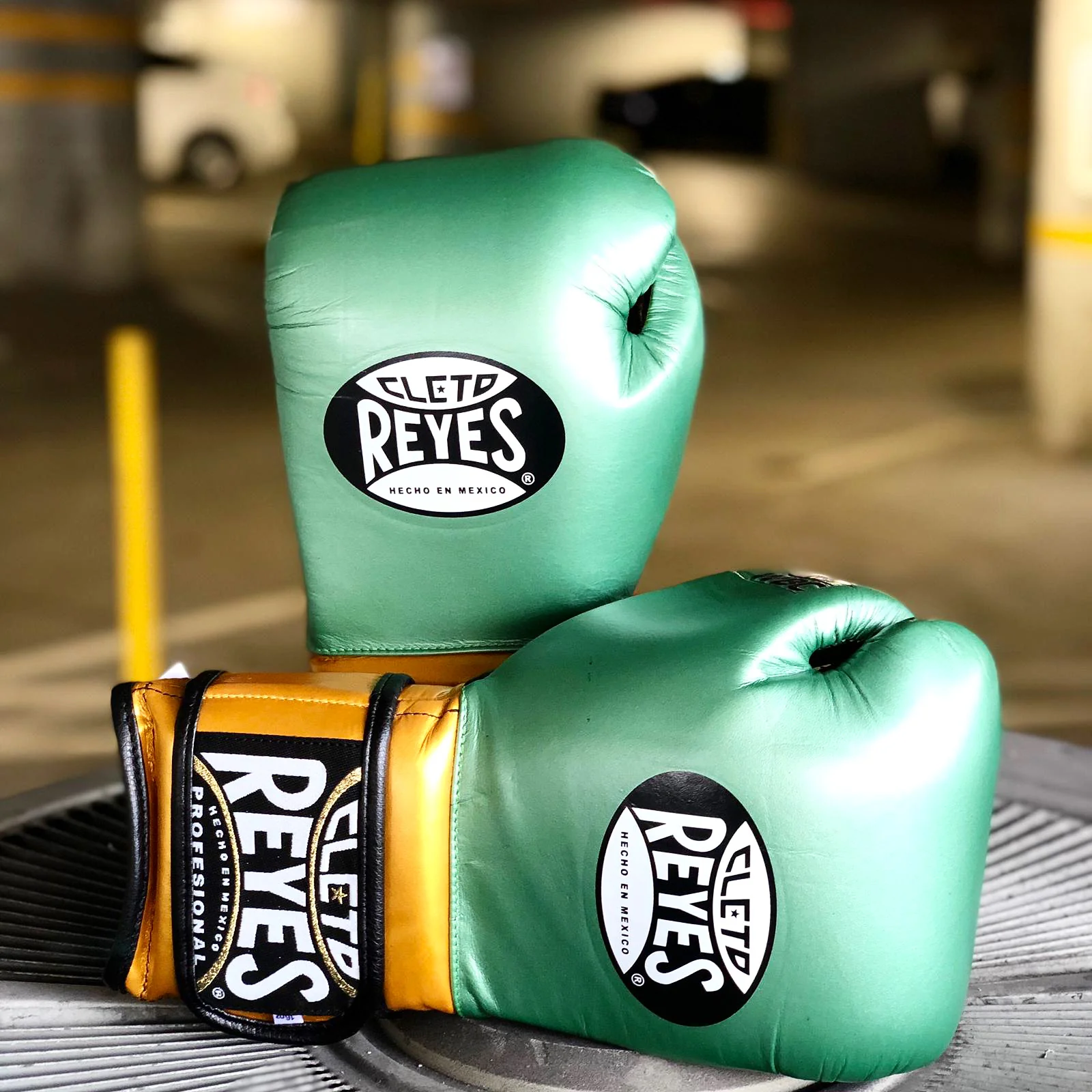 CLETO REYES GLOVES HOOK AND LOOP WBC LIMITED EDITION  METALLIC GREEN/GOLD - Image 2