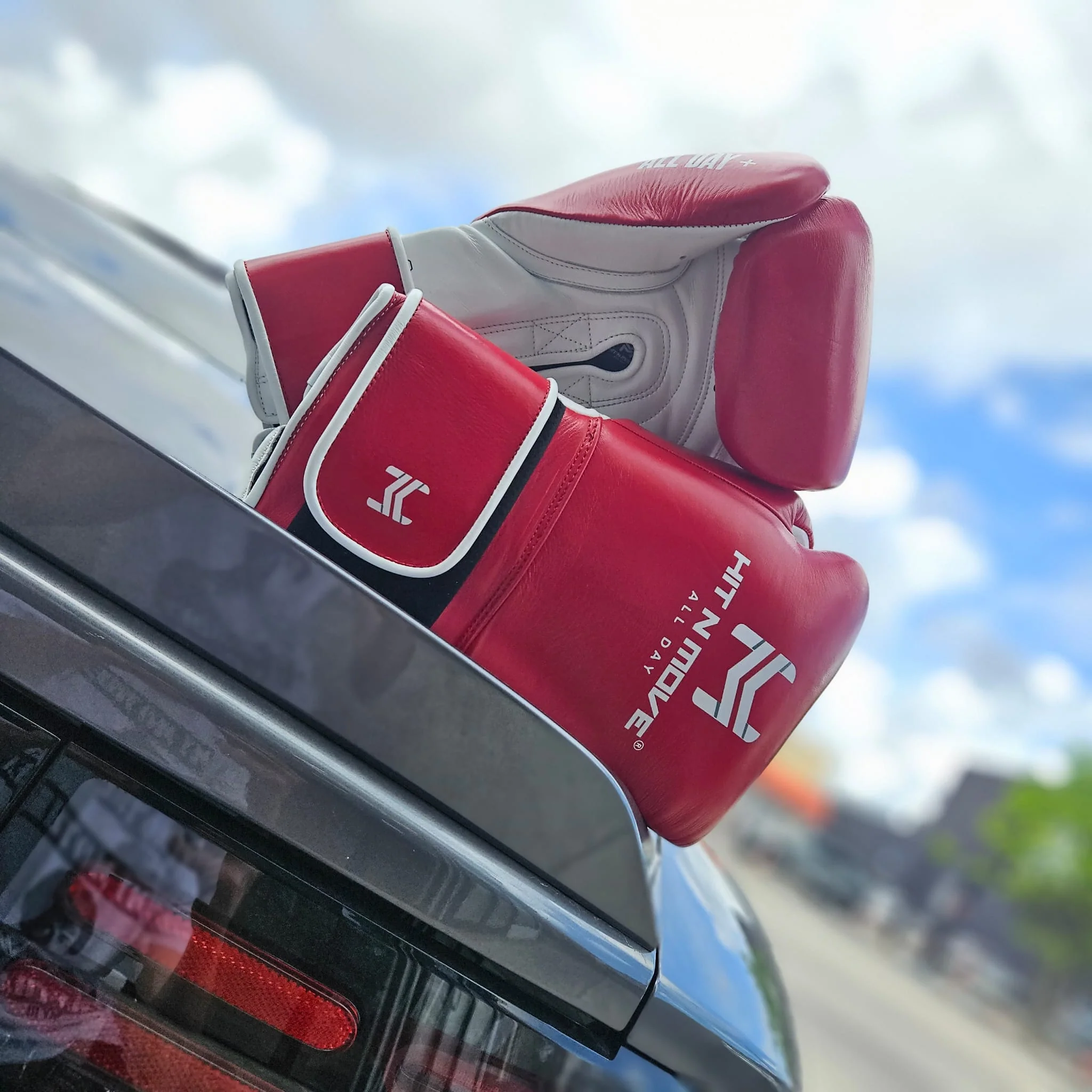 HIT N MOVE GLOVES CONDITIONING 24OZ HOOK & LOOP RED/GOLD - Image 2