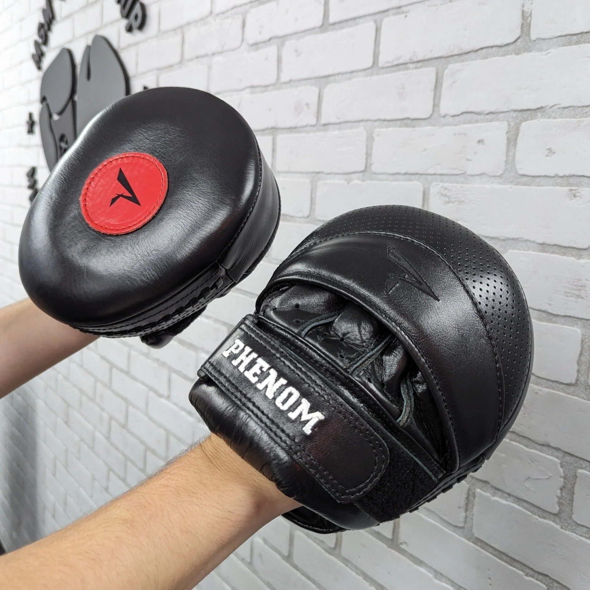 PHENOM BOXING FOCUS MITTS AP 5 AIR PADS LEATHER BLACK - Image 2
