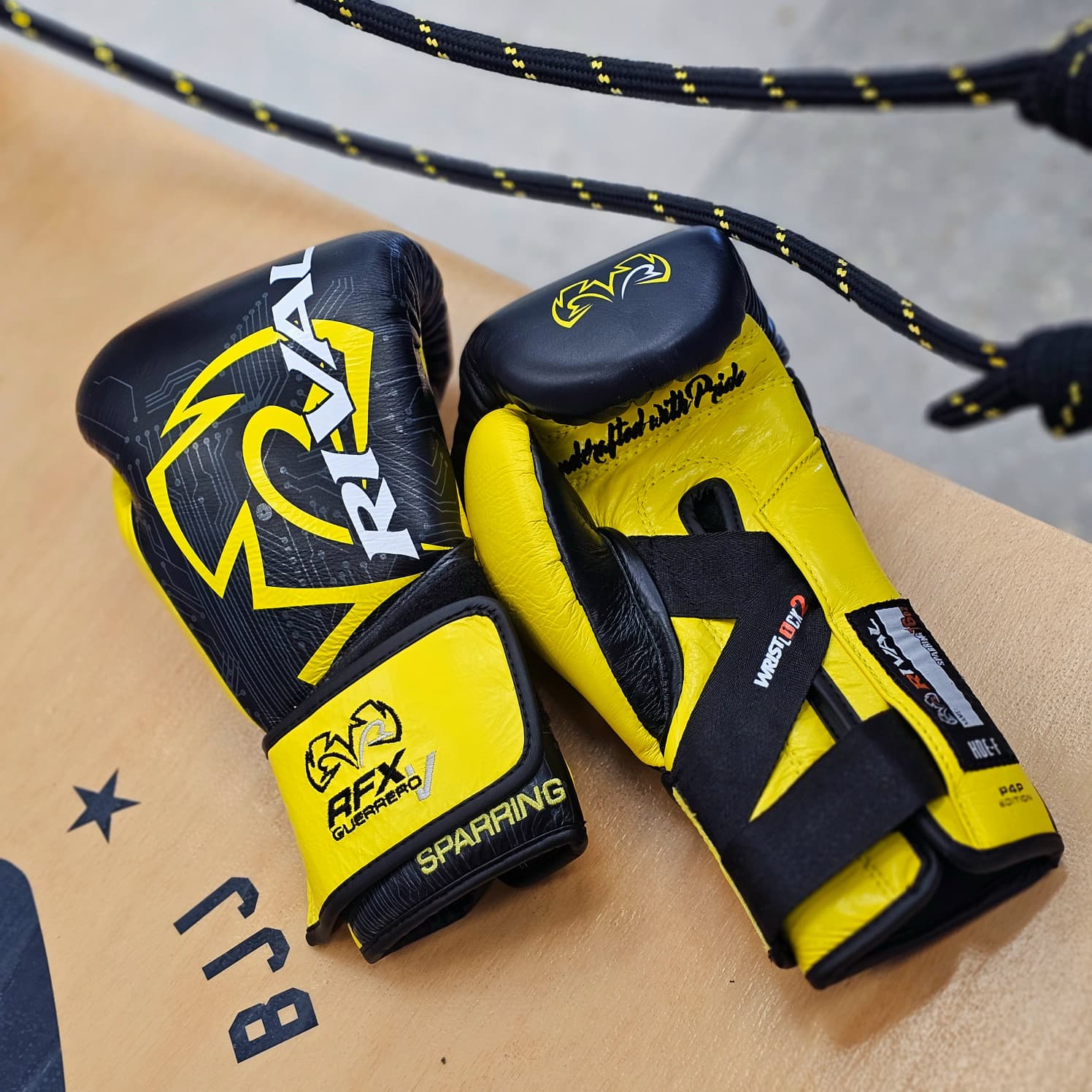 RIVAL GLOVES LIMITED EDITION P4P V SPARRING BLACK YELLOW - Image 2