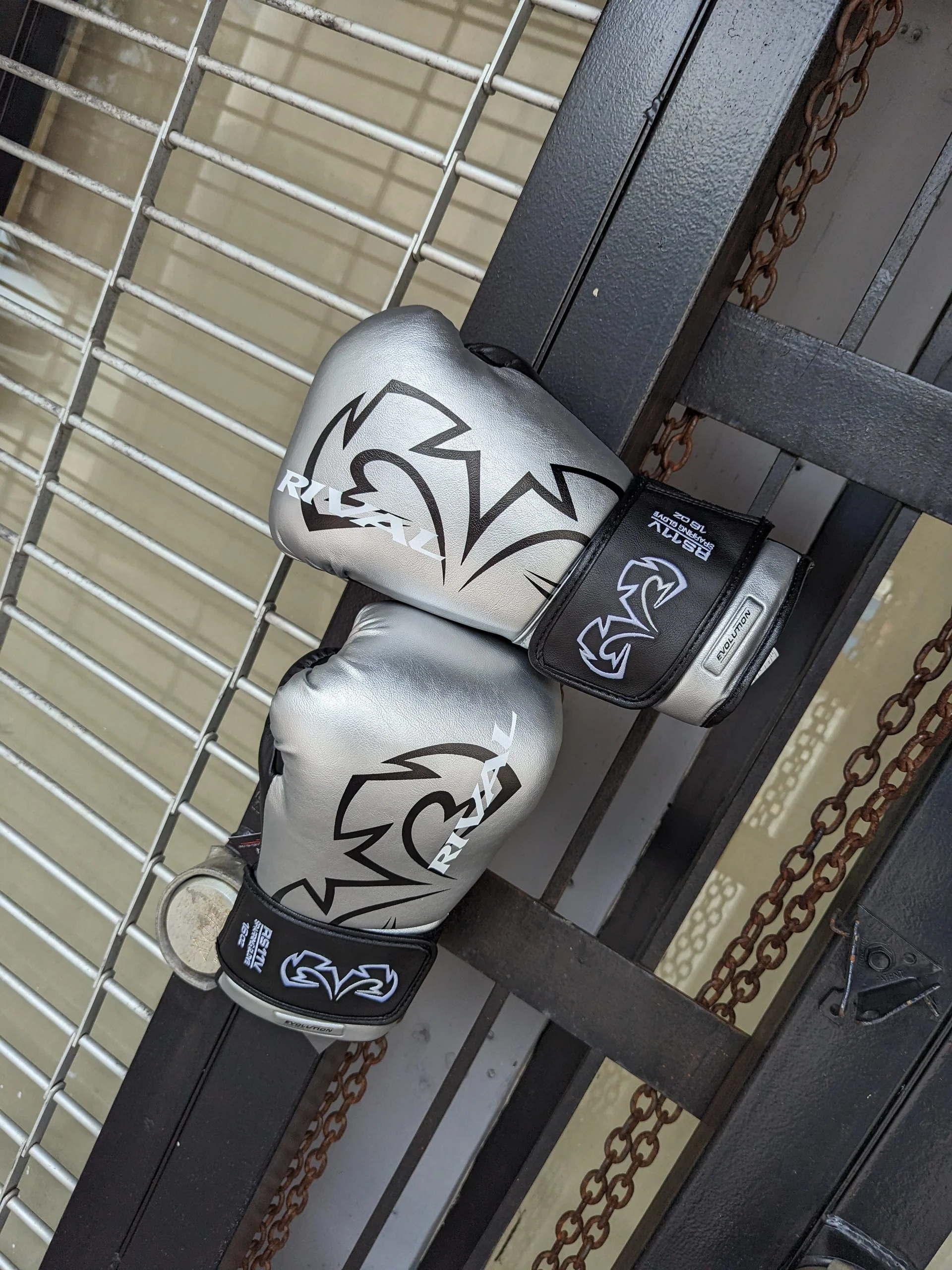 RIVAL GLOVES RS11V BOXING HOOK AND LOOP SILVER BLACK - Image 4