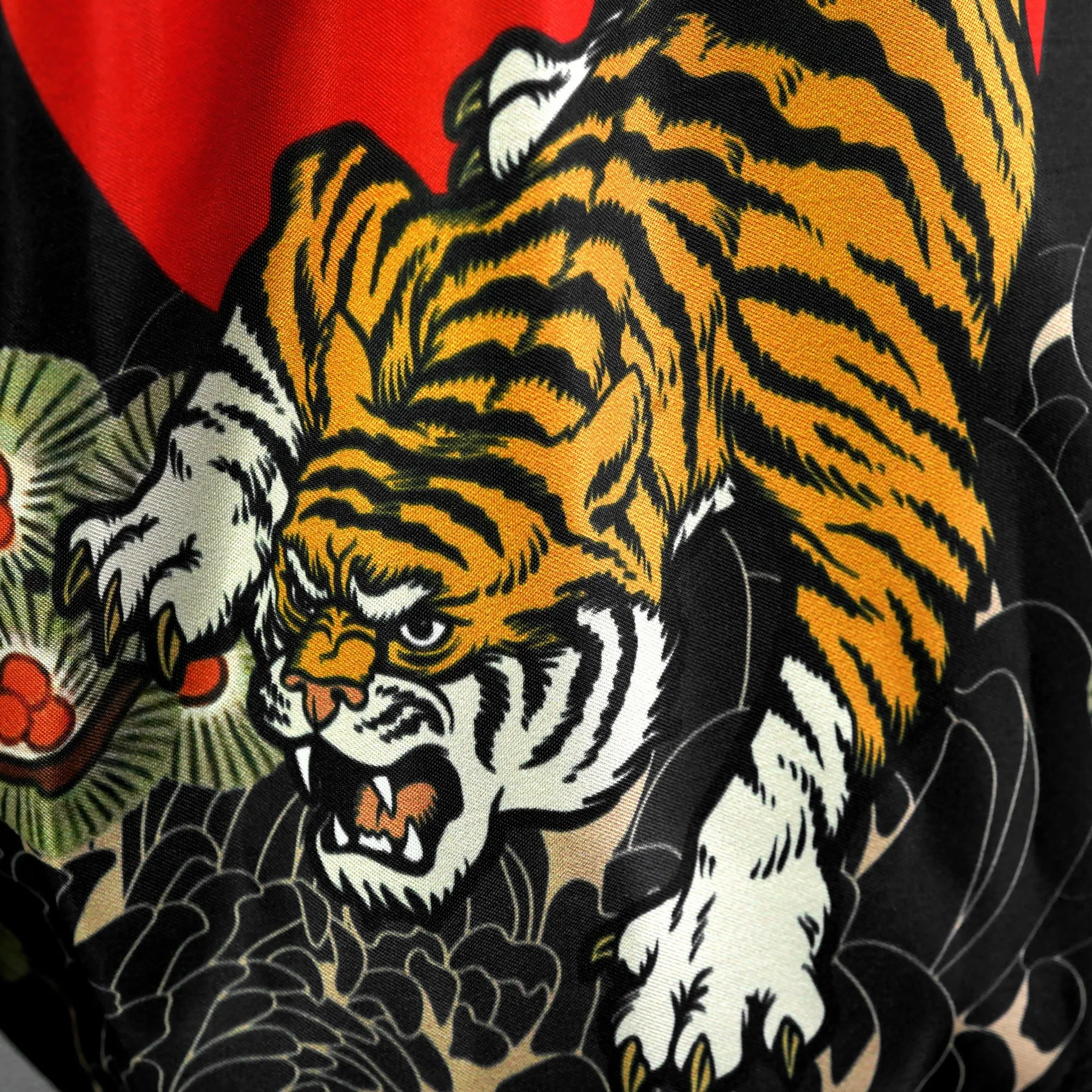 TUFF MUAY THAI SHORTS HIGH CUT RETRO DEN OF THE BRAVE BLACK/RED - Image 4