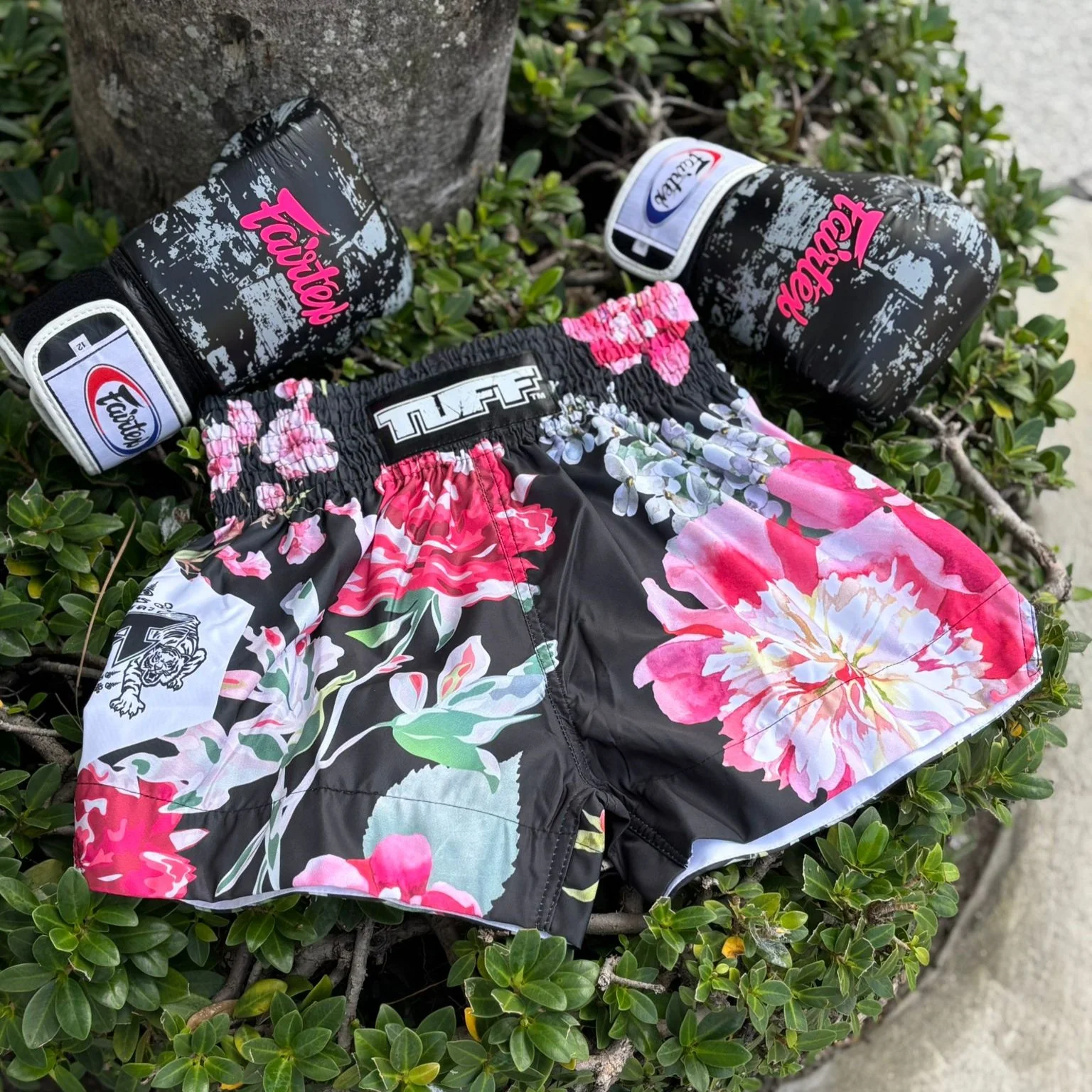 TUFF MUAY THAI SHORTS ROSE WILD THORNS BLACK/PINK - Image 2