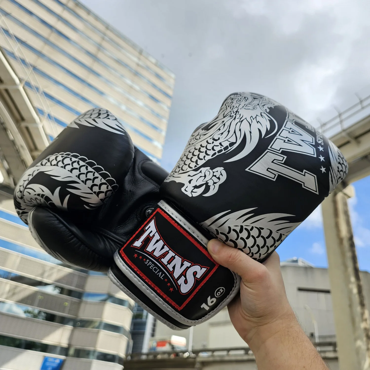 TWINS GLOVES LEATHER HOOK AND LOOP DRAGON BLACK / SILVER - Image 3