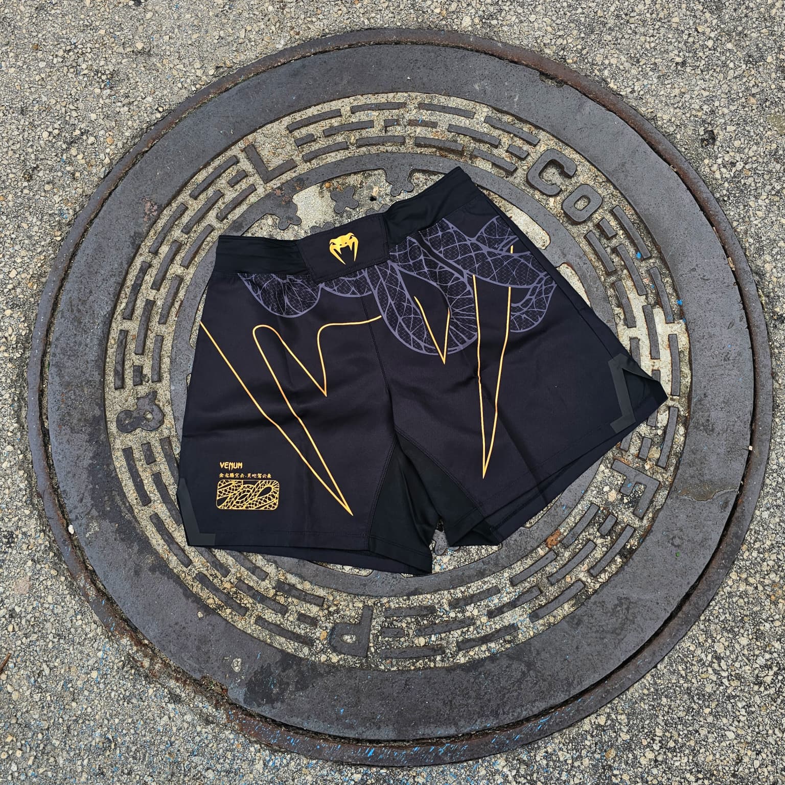 VENUM FIGHT SHORTS SERPENTI MMA BLACK/GOLD - Image 2