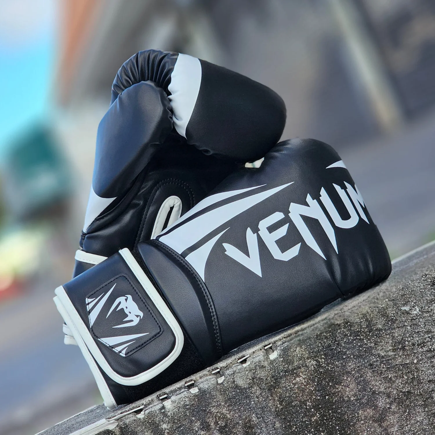 VENUM GLOVES CHALLENGER 2.5 BOXING BLACK/WHITE - Image 2