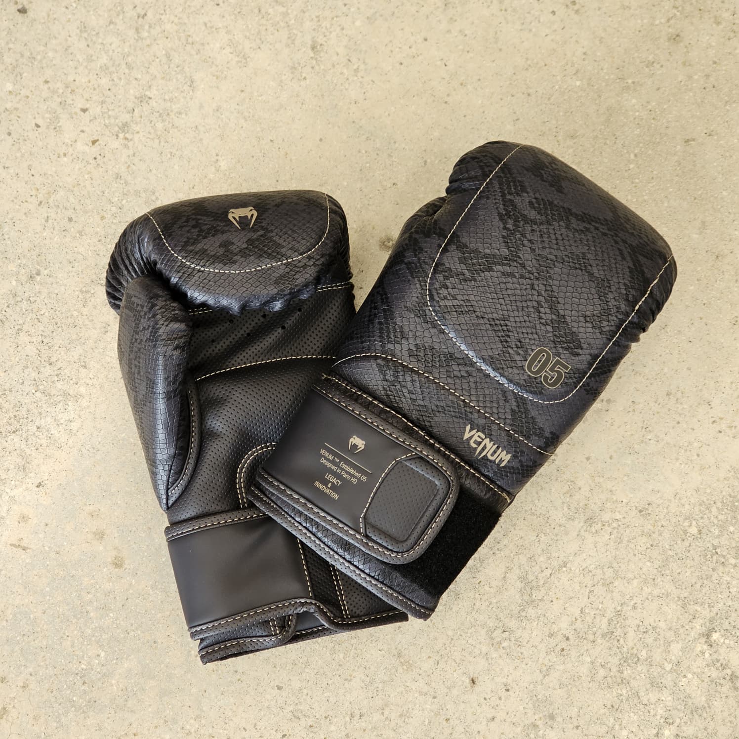 VENUM GLOVES IMPACT EVO SCALES BOXING DARK PURPLE - Image 2