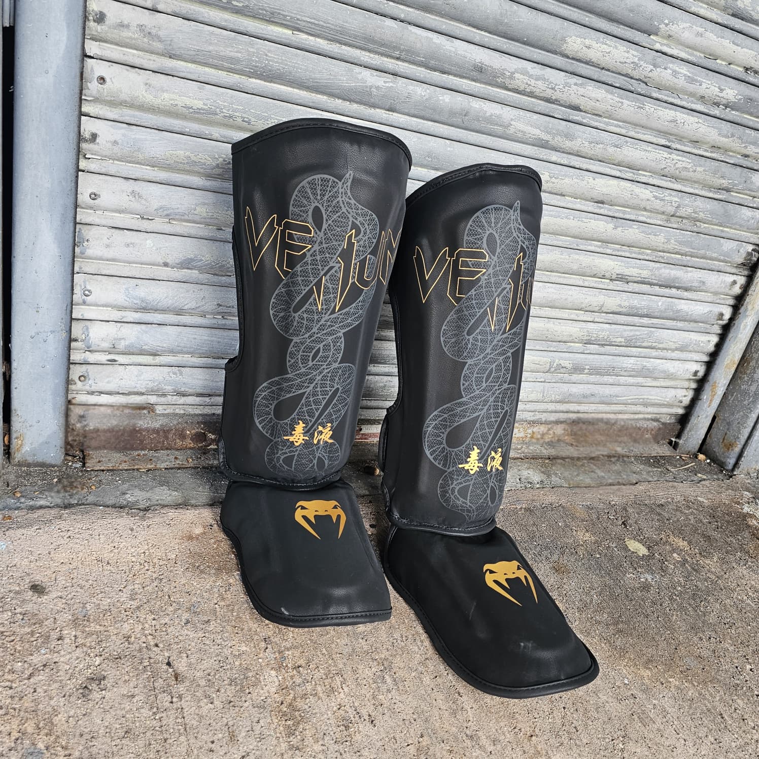 VENUM SHINGUARDS SERPENTI BLACK/GOLD - Image 2