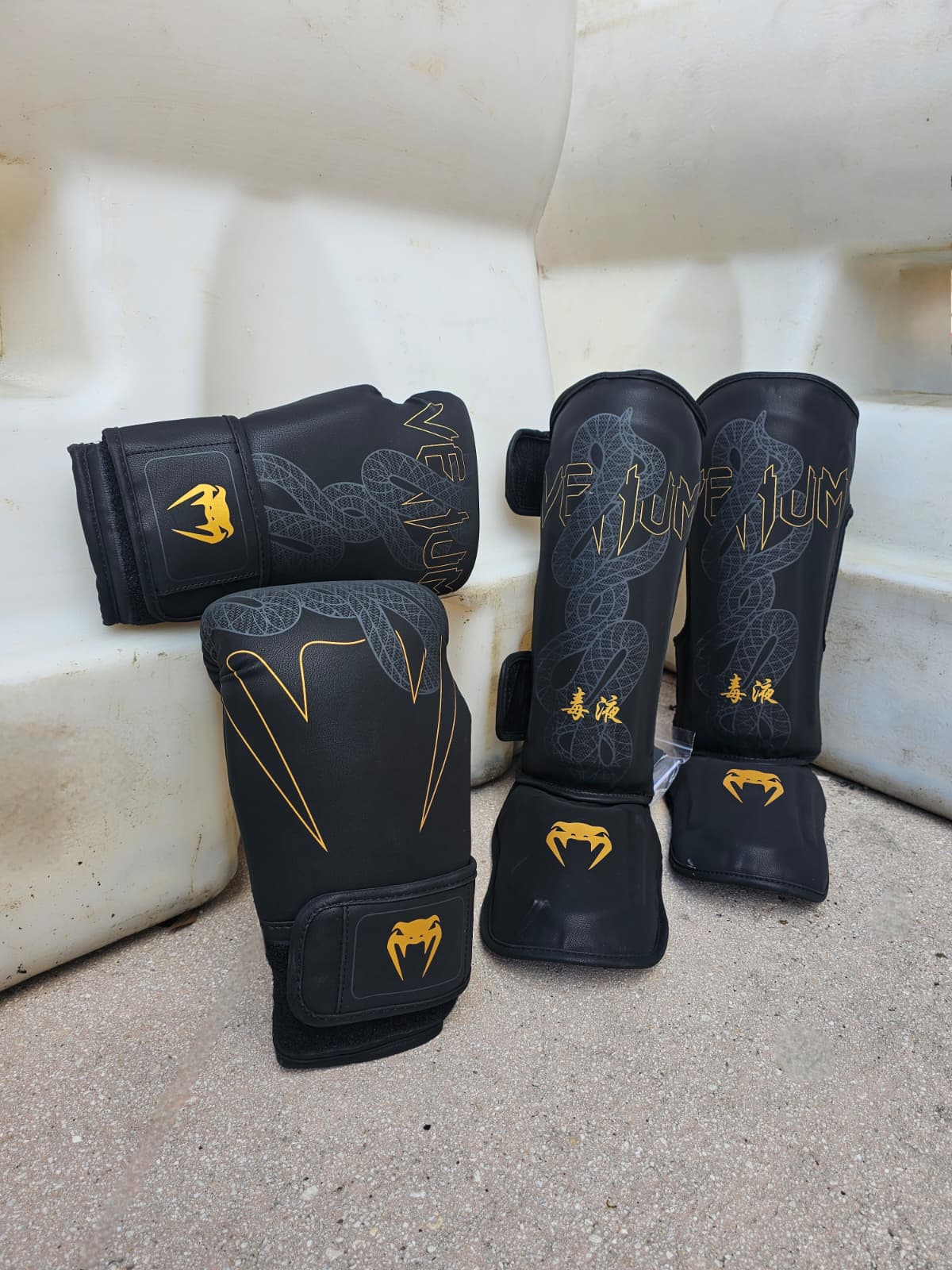 VENUM SHINGUARDS SERPENTI BLACK/GOLD - Image 3