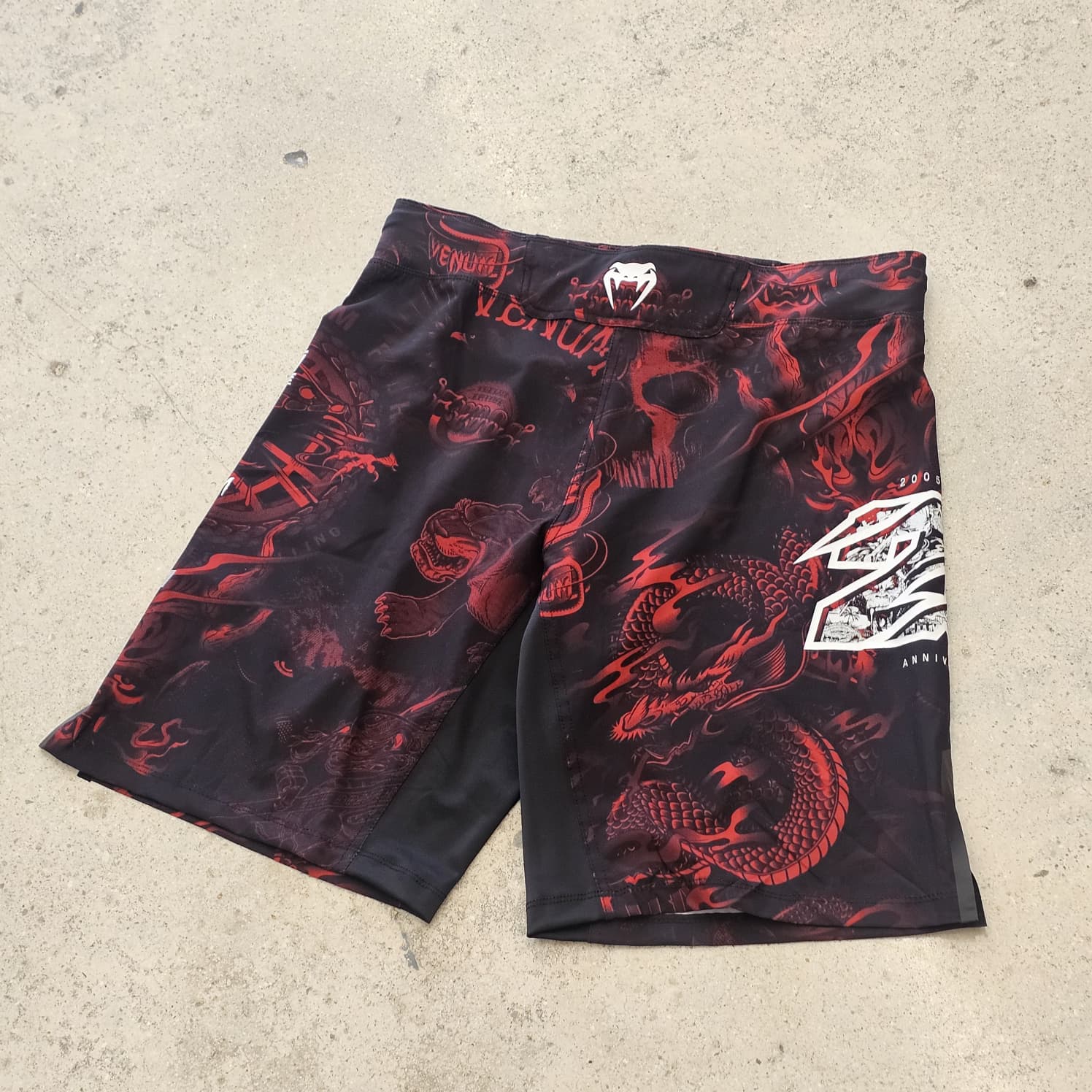 VENUM FIGHT SHORTS MMA 20TH ANNIVERSARY BLACK/RED - Image 2