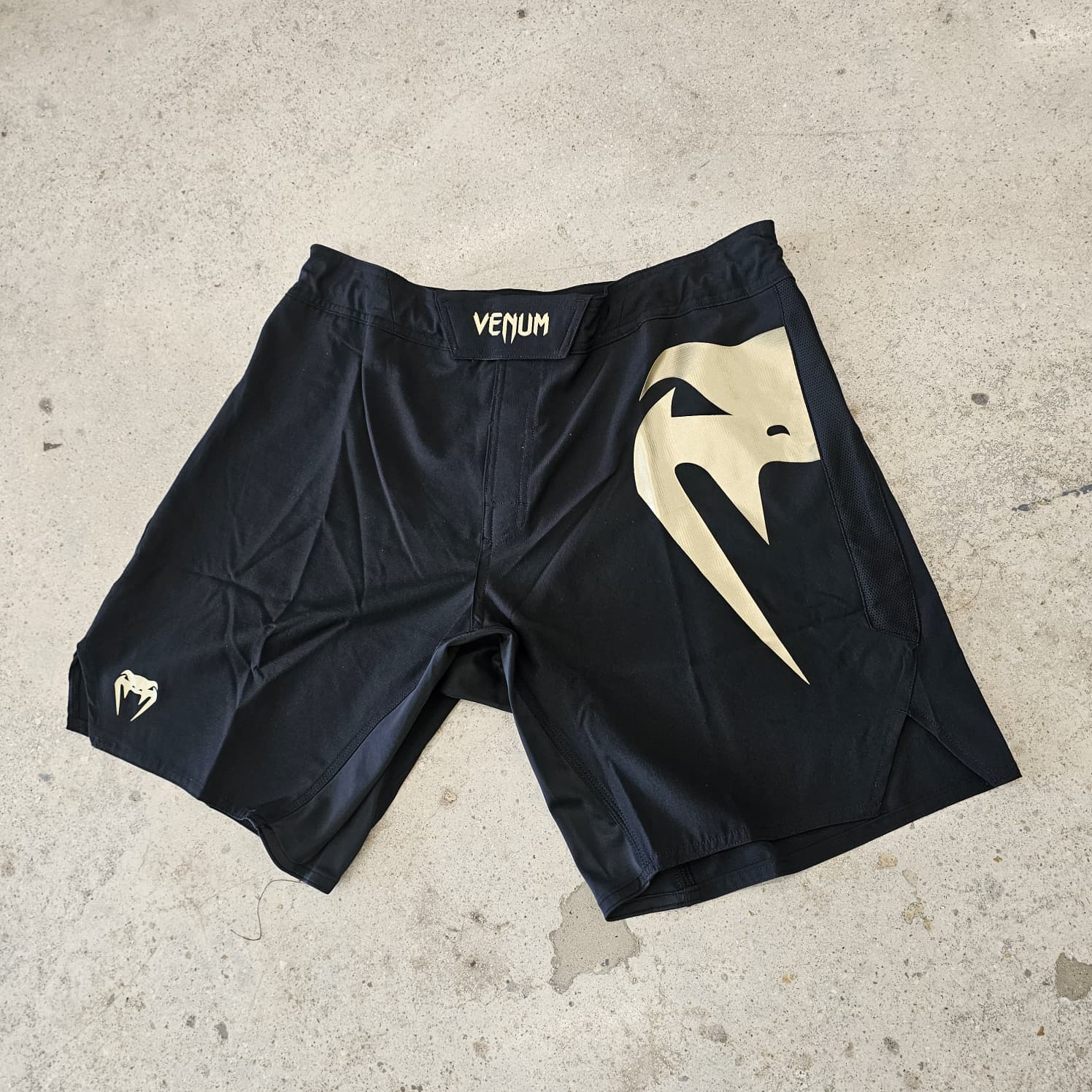 VENUM SHORTS MMA LIGHT 5.0 BLACK/GOLD - Image 2