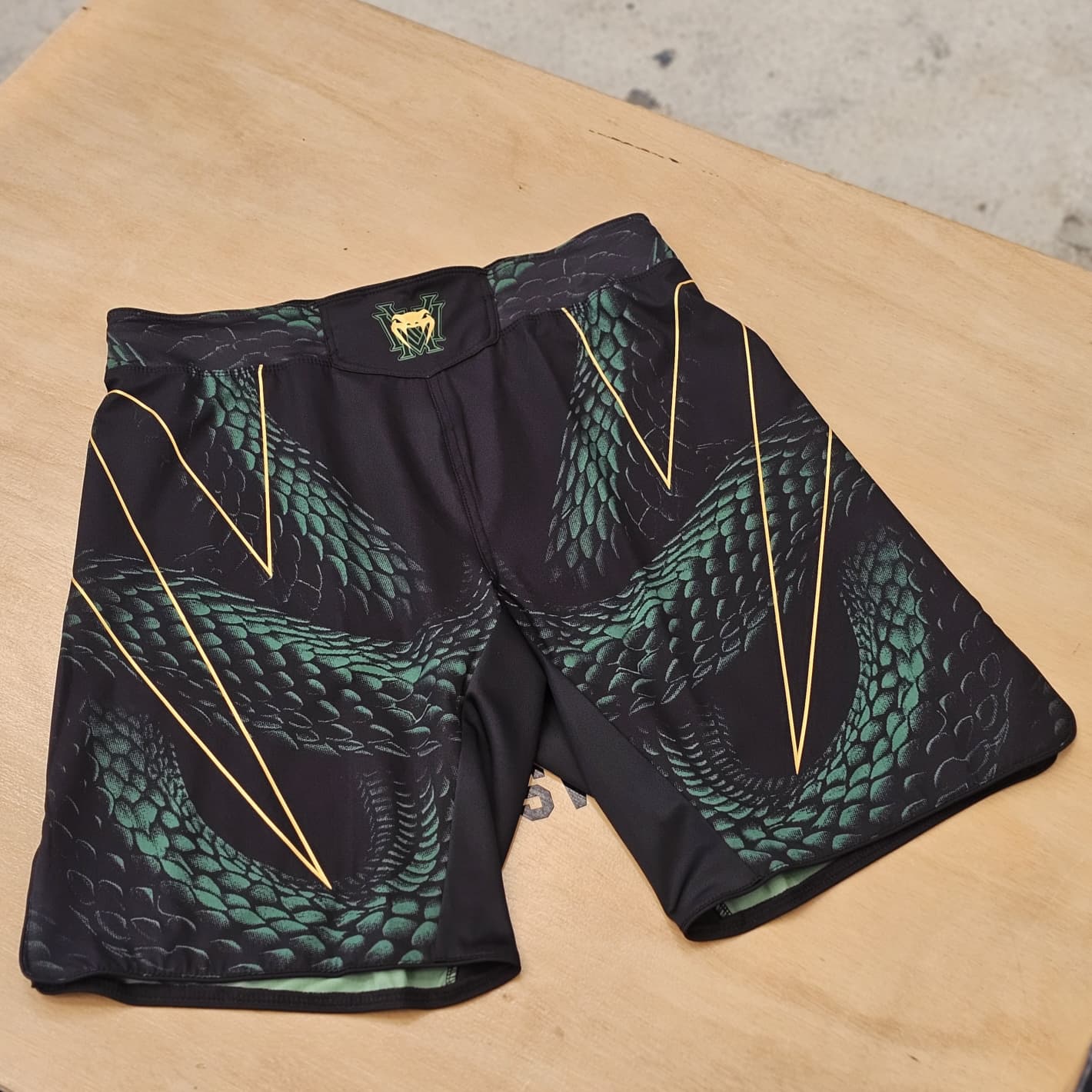VENUM FIGHT SHORTS MMA MATUPA BLACK/GREEN/GOLD - Image 2