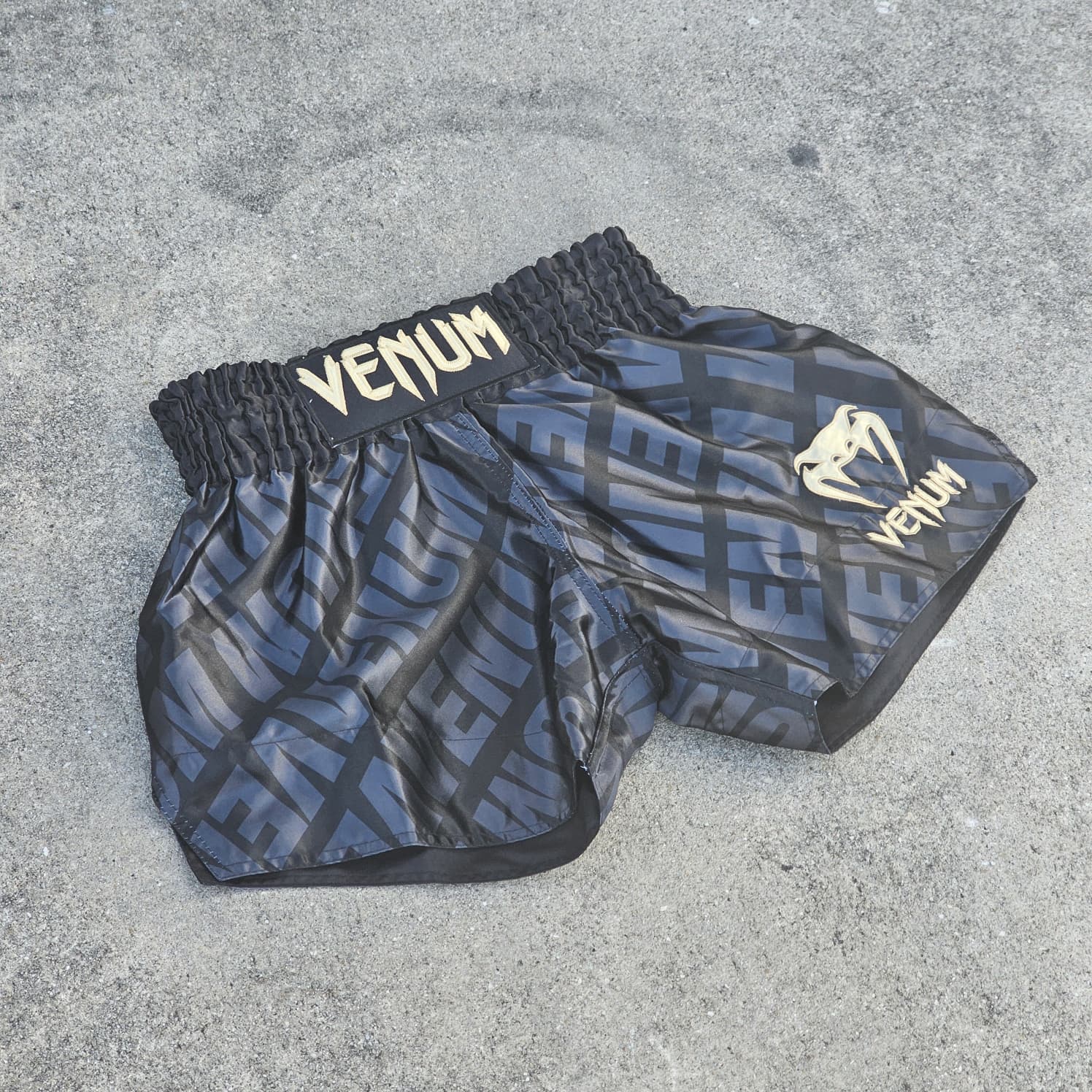 VENUM THAI SHORTS CONTENDER XT BLACK/GOLD - Image 2
