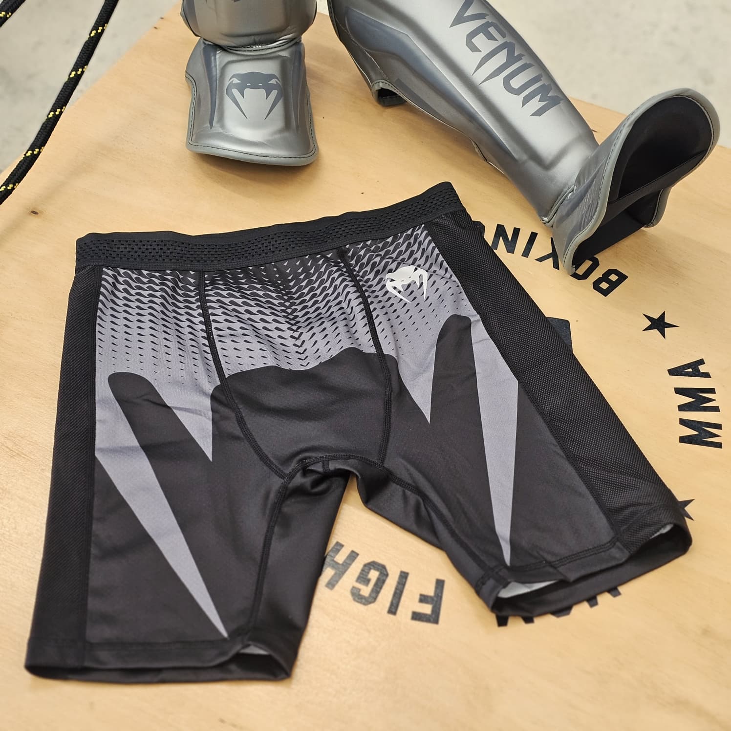 VENUM VALE TUDO SHORT NO GI BLACK/SILVER - Image 2