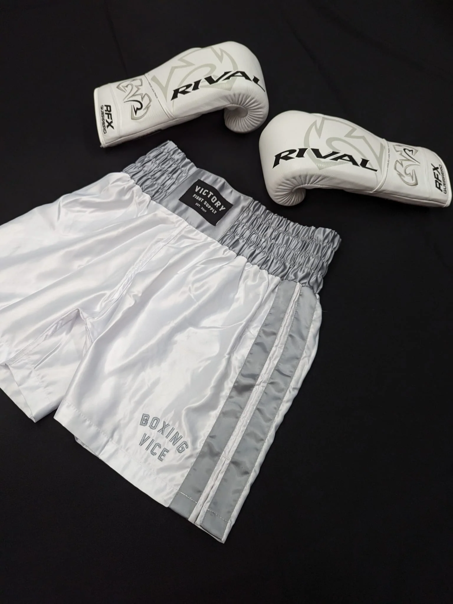 VICTORY BOXING SHORTS VICE SERIES SHORTER HYBRID CUT WHITE/SILVER - Image 2