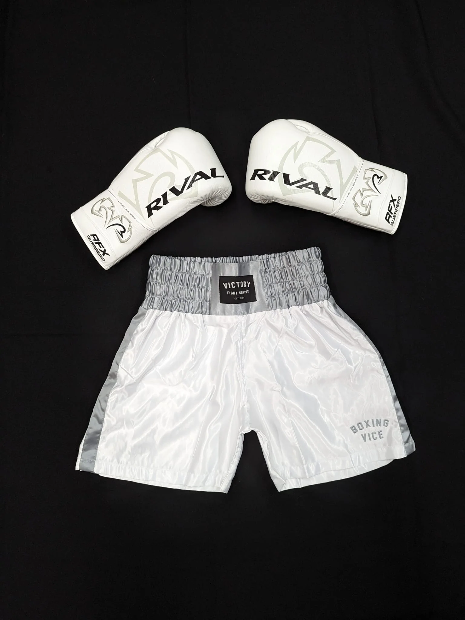 VICTORY BOXING SHORTS VICE SERIES SHORTER HYBRID CUT WHITE/SILVER - Image 5