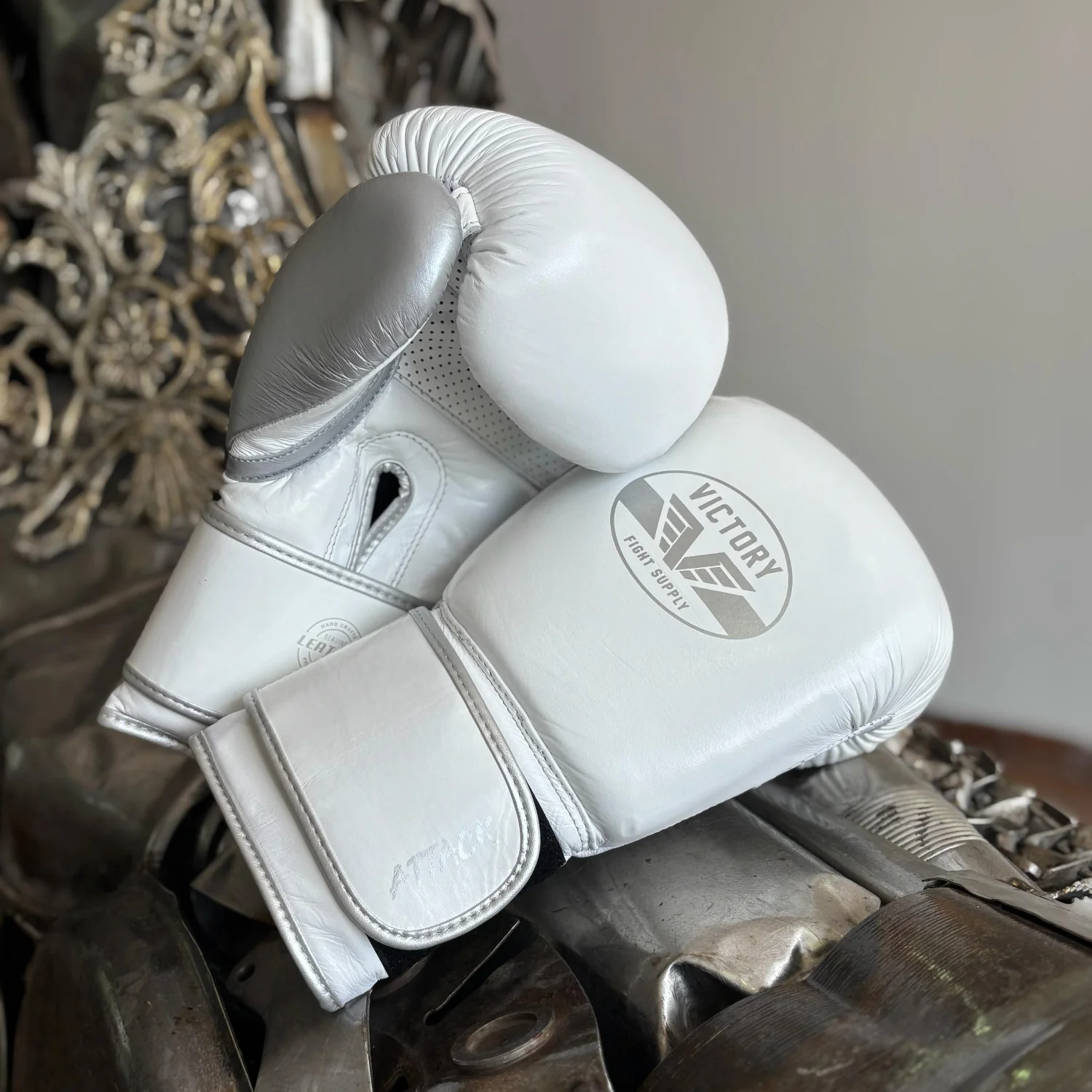 VICTORY GLOVES ATTACK LEATHER HOOK & LOOP WHITE/SILVER - Image 2