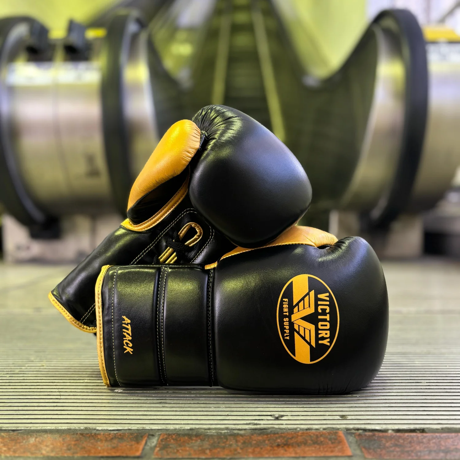 VICTORY GLOVES ATTACK LEATHER LACE BLACK/GOLD - Image 2
