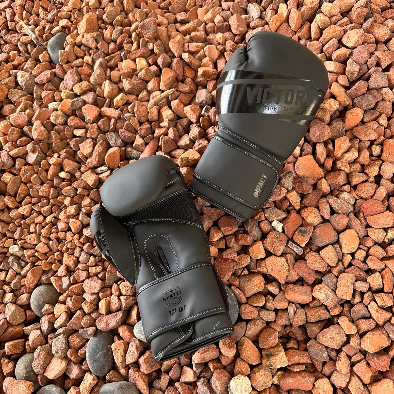 VICTORY GLOVES BOXING IMPACT V2 SYNTEC HOOK AND LOOP BLACK/BLACK - Image 2