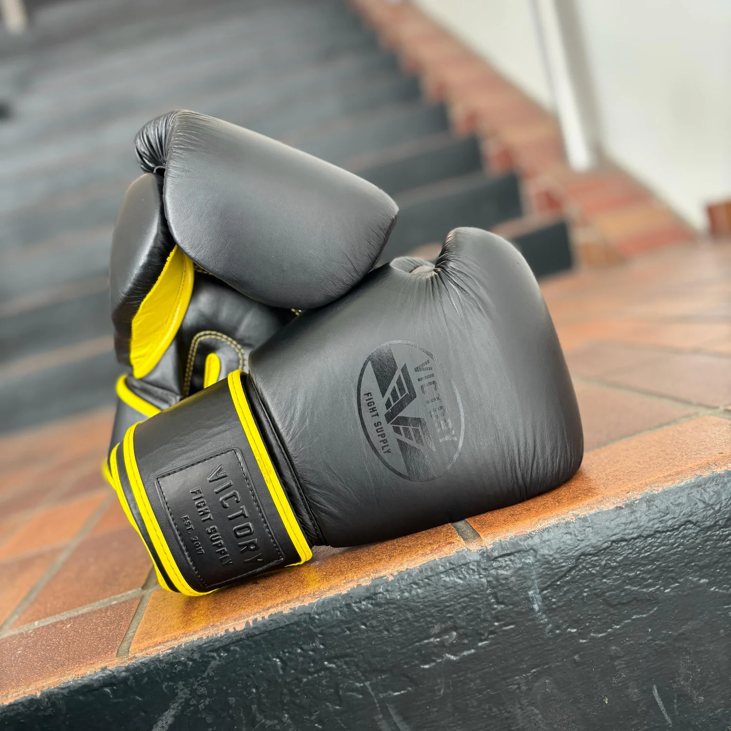 VICTORY GLOVES MUAY THAI LEATHER BLACK/NEON - Image 2