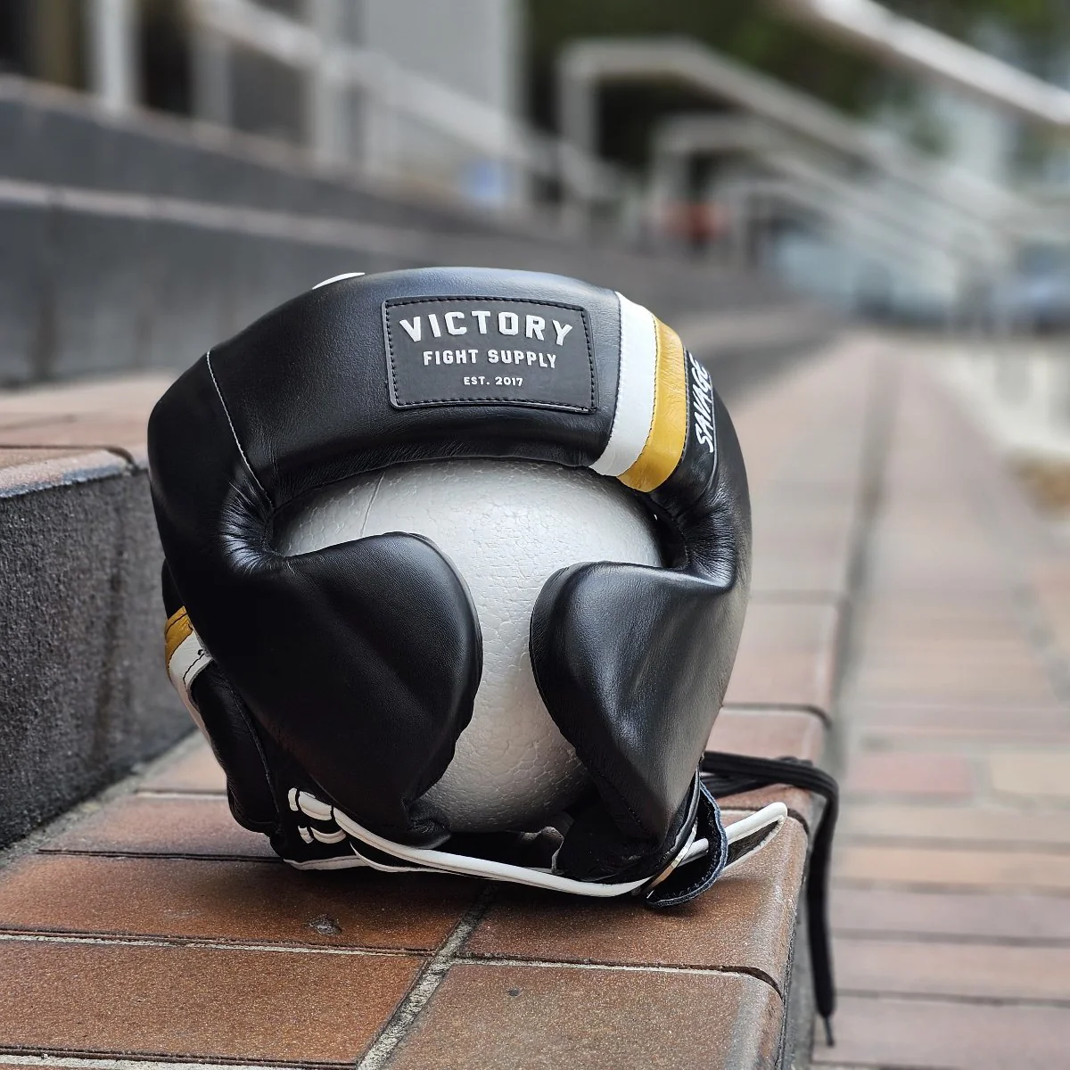 VICTORY HEADGEAR CHEEK LEATHER SAVAGE V2 BLACK/WHITE/GOLD - Image 2