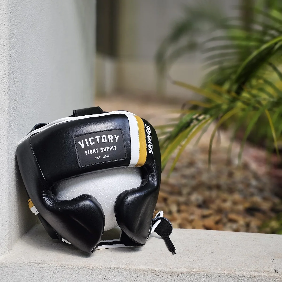 VICTORY HEADGEAR CHEEK LEATHER SAVAGE V2 BLACK/WHITE/GOLD - Image 5