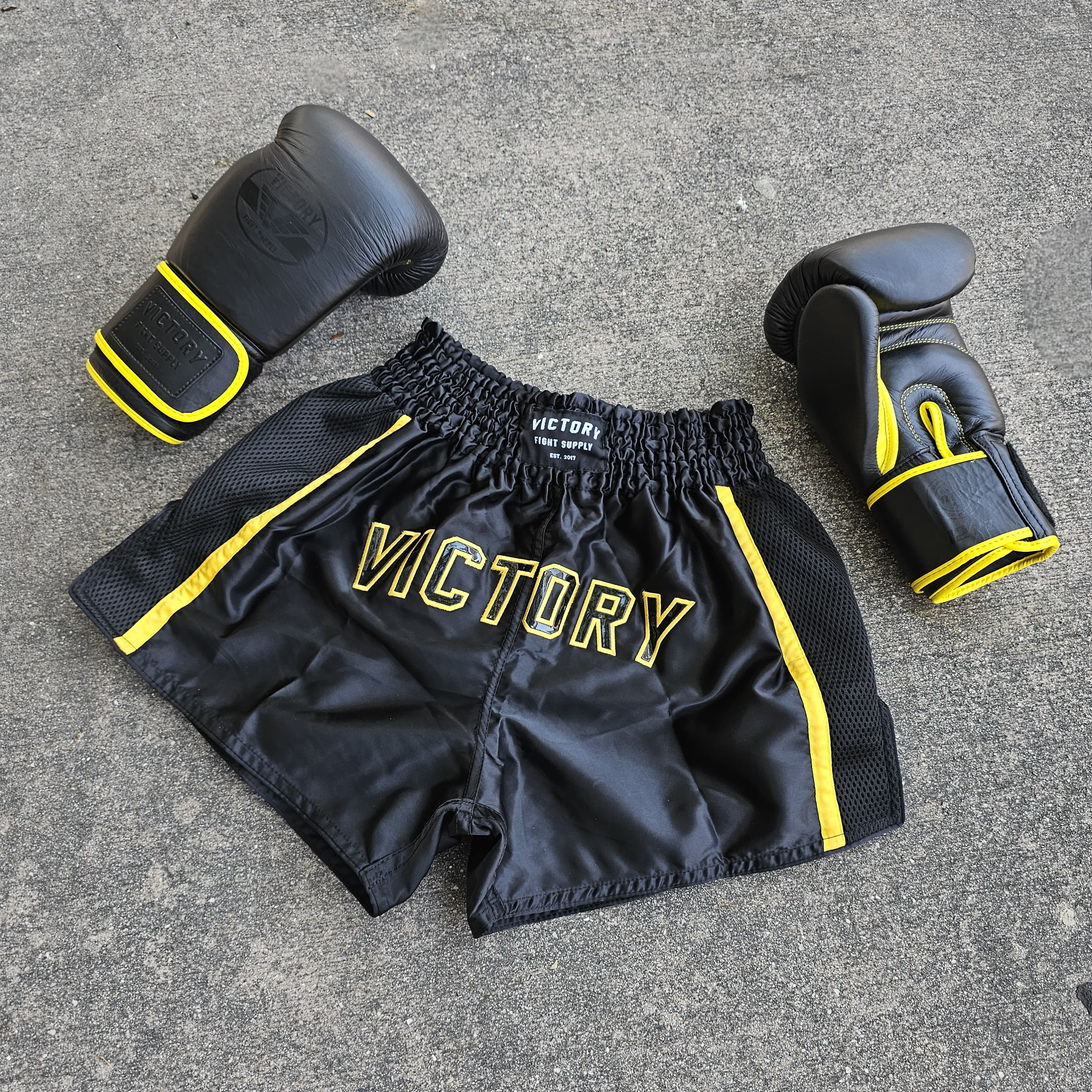 VICTORY MUAY THAI SHORTS BLACK/YELLOW - Image 2