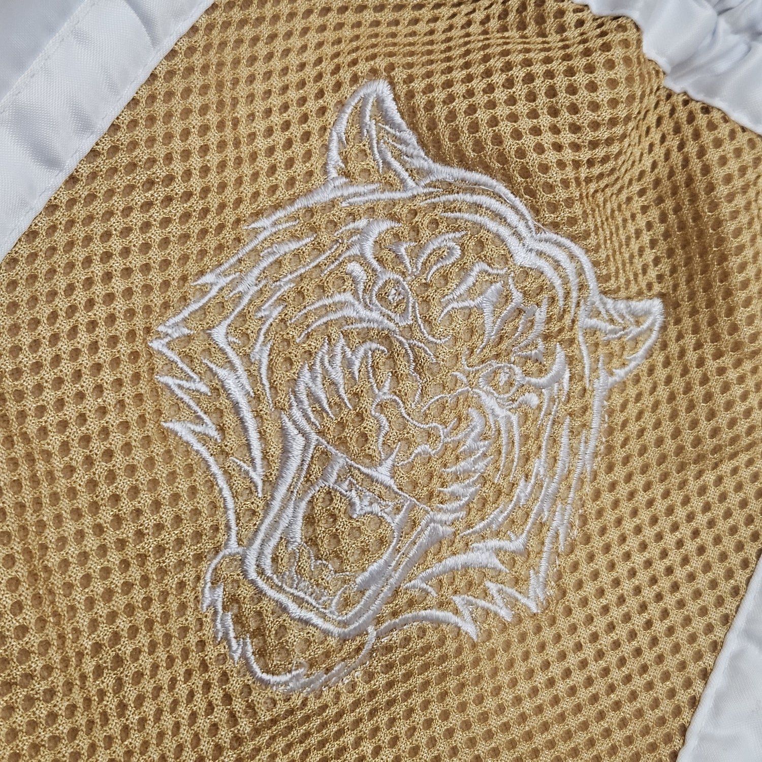 VICTORY MUAY THAI SHORTS TIGER V2 WHITE/GOLD - Image 3